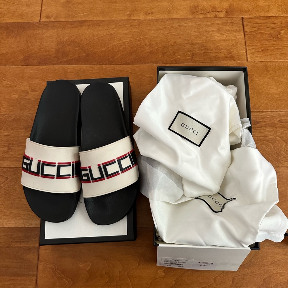WOMEN GUCCI POOL SLIDES